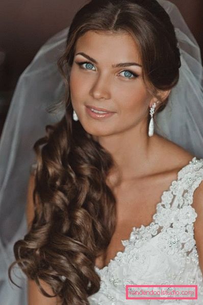 Coafuri de nunta pentru parul lung cu un voal