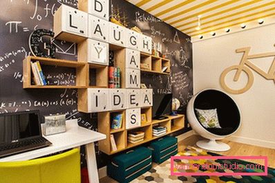 Un design interesant al unei camere pentru copii pentru un băiat de vârste diferite.